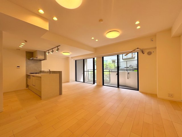 リビング　リフォームによって新築のように生まれ変わったLDK。居心地の良さを追求した上質な空間に仕上がっています。