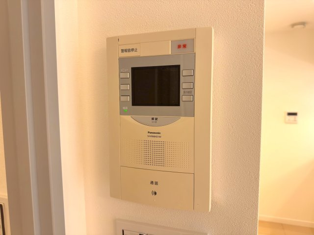 TVモニター付きインターホン　来訪者を室内から画像で確認できるTVモニター付きインターホン。防犯面に優れ、お子様のお留守番時も安心です。