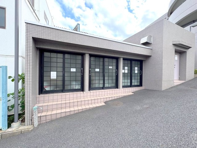 ゴミ置き場　敷地内に設置された専用のゴミ置き場。管理が行き届いており、日々のゴミ出しもスムーズに行えて快適です。