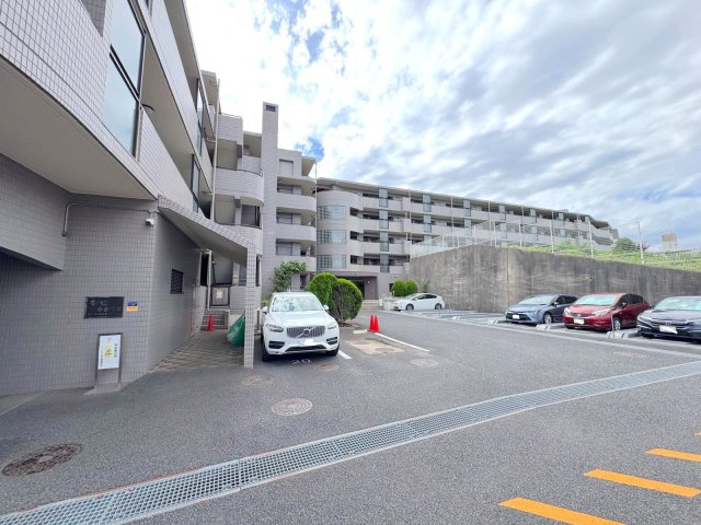 外観　重厚感と清潔感を兼ね備えたマンションの外観。周辺の落ち着いた街並みに馴染む落ち着いたデザインです。