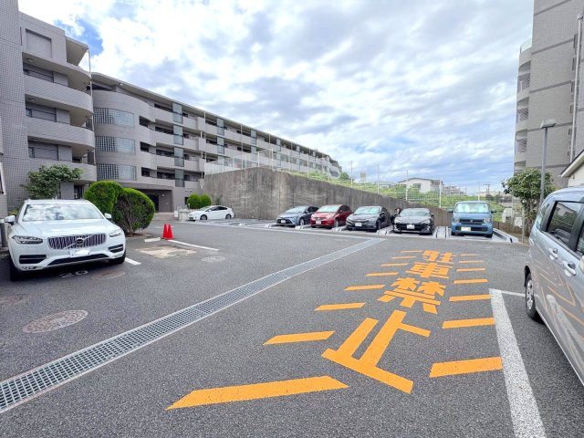 駐車場　敷地内に用意された駐車場スペース。愛車を身近に保管でき、雨の日のお出かけや荷物の搬入もスムーズです。