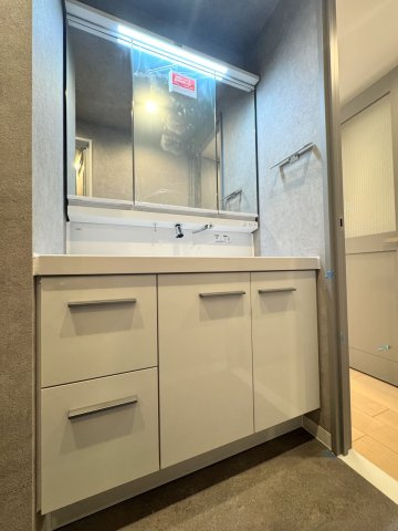 洗面台新規交換　洗面台も新規交換済み。収納力豊富な三面鏡付きで、朝の身支度もスムーズに行える使い勝手の良いデザインです
