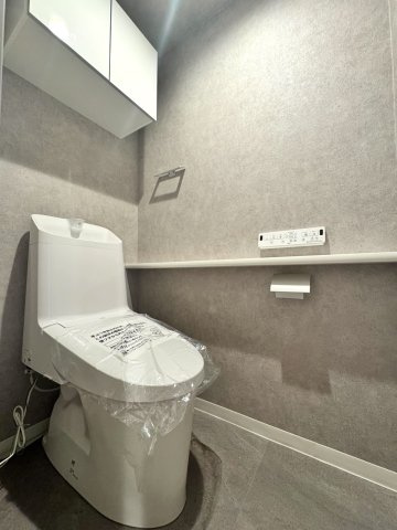 トイレ新規交換　清潔感あふれるトイレへ新規交換。温水洗浄便座などの快適機能を備え、お手入れもしやすい設計になっています。