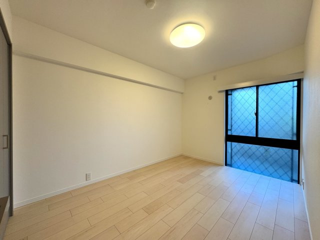 洋室6.1帖　間取り図左上の部屋　主寝室に最適な広さがあり、大きめのベッドを置いてもゆとりを持ってお使いいただけます。