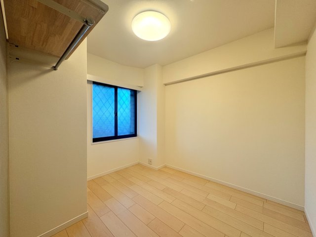 洋室4.3帖　間取り図右上の部屋　子供部屋や書斎、リモートワークスペースとしても活用しやすい使い勝手の良いお部屋です。