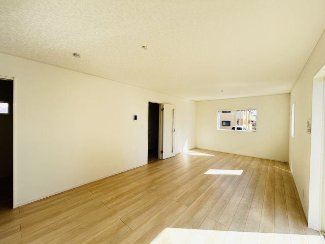 現地写真　家族の会話が弾む対面キッチン。お子様の様子も確認できて安心ですね。       　