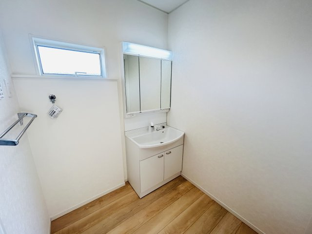 現地写真　シャワー付きの洗面台は忙しい朝でも身支度を整えるのにとても便利◎       　