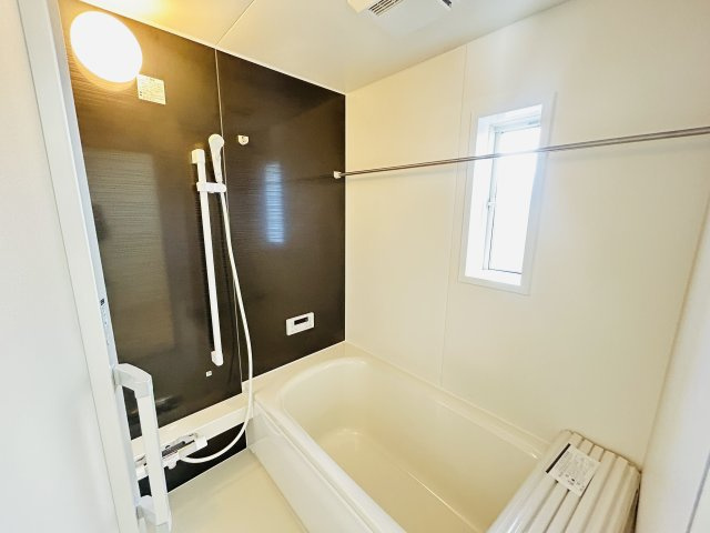 現地写真　乾燥・暖房・涼風と充実の内容！お風呂に入る前に暖房をつけておけば、寒い嫌な思いはしません。         　