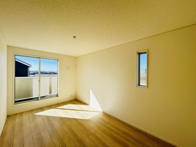 現地写真　二面採光で明るく風通しの良い2階洋室♪     　