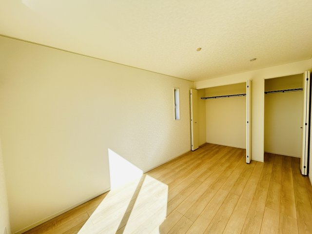 現地写真　それぞれのお部屋に収納スペースがあるのでお片付け上手で室内もスッキリ♪       　      　