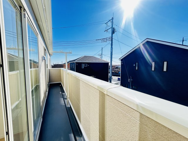現地写真　日当たりの良い広々バルコニー！どのお部屋からも行き来できます。       　        　     　       　     　　　