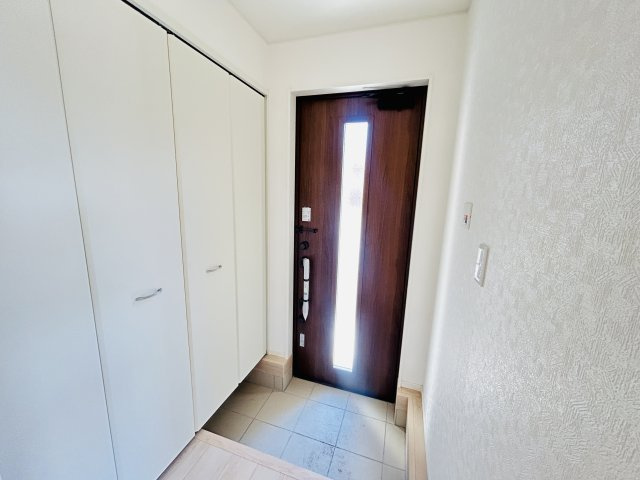 現地写真　30足以上収納できる下駄箱、狭い玄関もスッキリ使用できます。       　