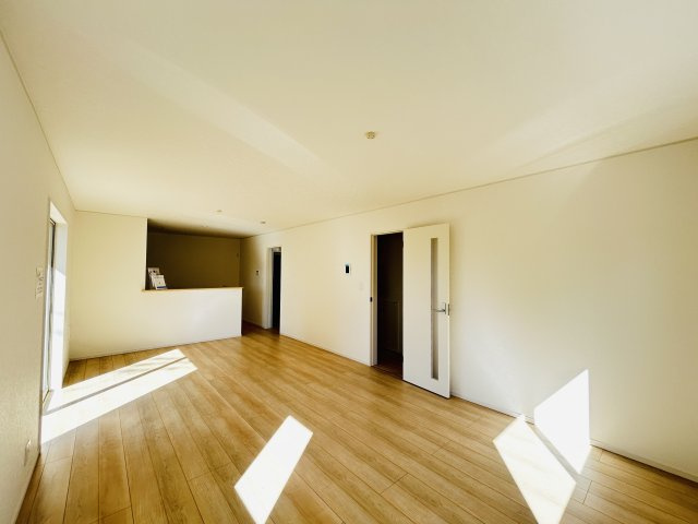 現地写真　広々20帖のリビングは大きめのソファ等を置いても充分な広さ！　