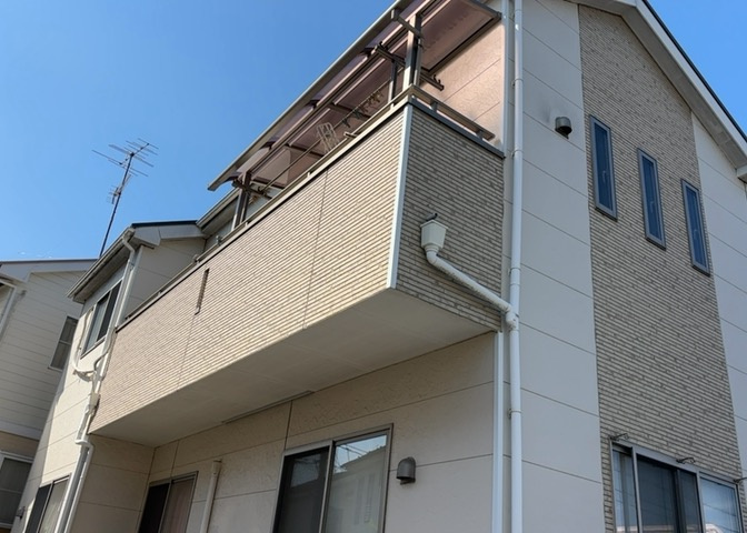 バルコニーは、室外の専用スペースのうち、「屋根がなく開放された空間」であるものを指します。ベランダより広いタイプのものが多く、日当たりもよいため家庭菜園などを楽しみたい人にとって適した環境となります。