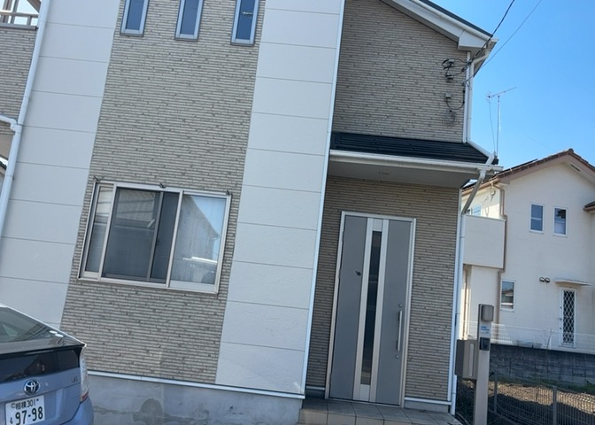 住宅用の土地では前面道路に2m以上接していなければならないと法律で定められています。しかし、お持ちの車のサイズやライフスタイルなどにより、2mでは利便が悪い場合もございますので、事前に確認しましょう。