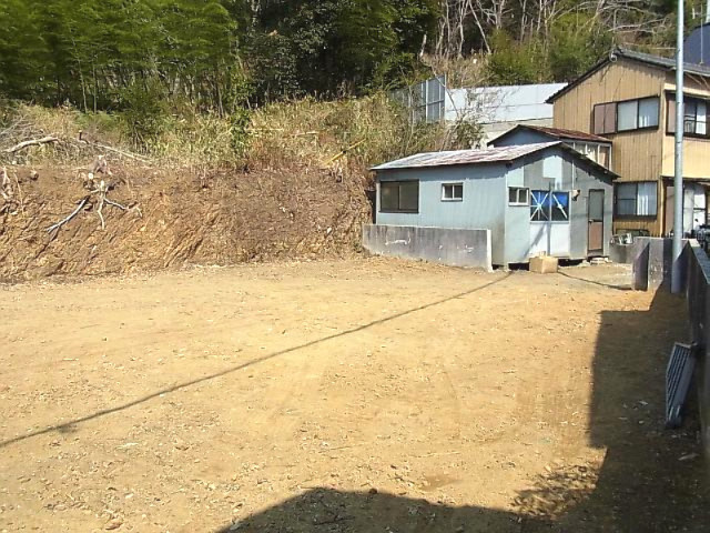 南西側から撮影　家庭菜園もできる広い土地です