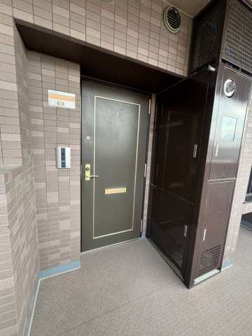 玄関スペース。　　すっきりとしたデザインで、気持ちよくお客様を迎えられます。