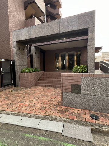 エントランス。　　管理の行き届いた、清潔感のある共用空間です。