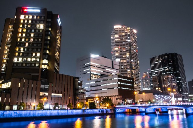 【周辺】夜には都市の光が反射した、きらびやかで美しいリバーサイドの景色を堪能いただけます！