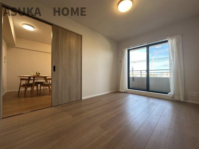 LDKと隣接した洋室は、リビングを広く使う事もできるので汎用性が高い間取りになってます。