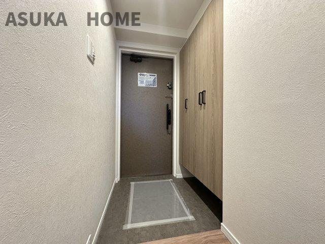 木目調のシューズボックスが落ち着いた印象の玄関です。収納が埋め込み式なので、玄関をスッキリ使えますね