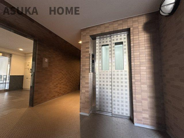 エレベーターを完備したマンションです。綺麗に整備されたエントランスです。