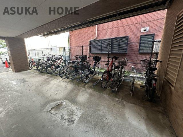 雨や直射日光から愛車を守る屋内自転車置き場です。劣化を防ぎ雨の日の乗り降りにも困りませんね