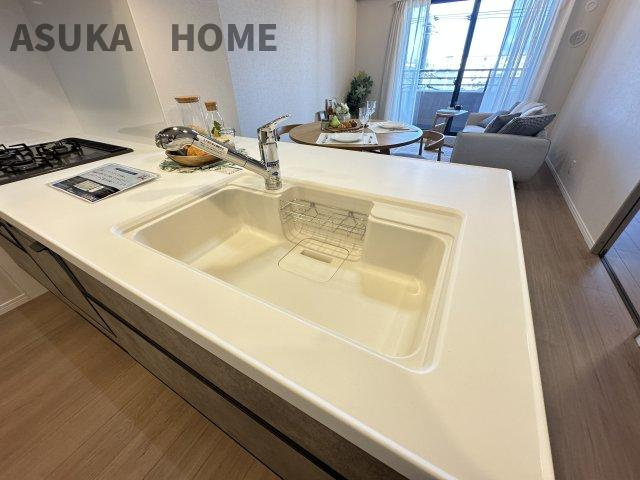 LDKが見渡せるカウンターキッチン、お料理をしながら家族との団欒の時間も過ごせるキッチンです