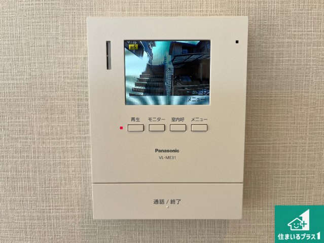 カラーモニターインターホン！声だけでなく来訪者の姿や顔がモニターで確認できるので、小さなお子様がいらっしゃるご家庭でも安心できます！