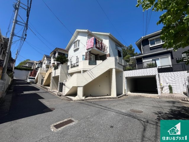 周辺は閑静な住宅街！前面道路広々で車の出し入れも便利です。駐車が苦手な方でも安心して車庫入れできます！