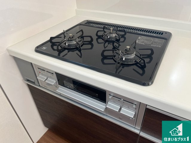 ダブル高火力Ｓｉセンサー付きコンロ！3口あるので、まとめて料理をする時も大活躍！