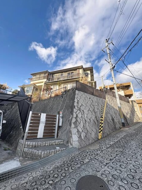 ひな壇状の敷地（高台）に位置しているため、日当たり・通風・眺望が期待できます。