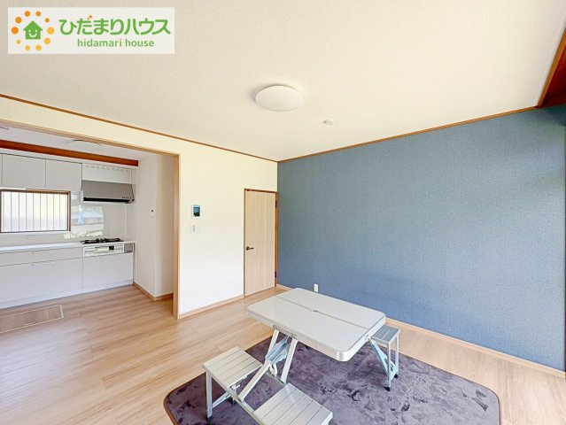 お子様が元気に遊べる広々としたリビングです。