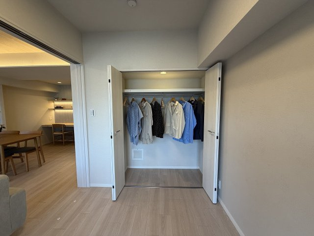 バルコニーに面しており、明るい洋室です。リビングとの仕切りも大きく開放できるため、使い勝手の良いお部屋です。