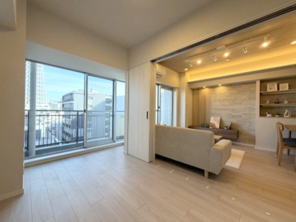 バルコニーに面しており、明るい洋室です。リビングとの仕切りも大きく開放できるため、使い勝手の良いお部屋です。