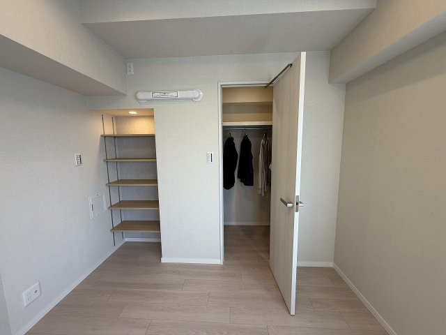 適材適所に収納が設けられた洋室です。