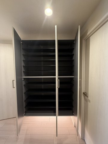 大型シューズボックス完備　ご家族皆の靴を収納していただけます。いつもすっきりとした玄関で嬉しくなります♪