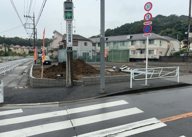 土地の形が極端に長細かったり、狭小地、あるいは道路との高低差がある傾斜地だった場合、後々売ろうとしても買い手がつかない場合もあります。後々、売却することになった時に価値の下がらない土地を選びましょう。