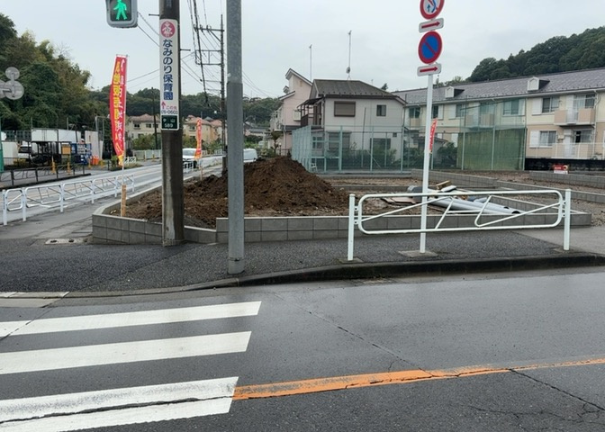 土地の面積＝住宅面積ではありません。建ぺい率の問題などで、土地のある場所によって住宅を建てられる面積は限られています。高さもしかり、「土地」という言葉の中には、建築条件も含まれると考えておきましょう。