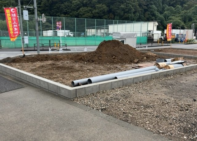 家を建てる場合、方位は要チェックです。現実的に日当たりのよい家ならばリビングは南側、建築基準法でも北側に当たる家への配慮は求められています。土地を見学に行く際は、方位磁針を持って行くようにしましょう。