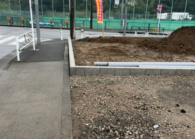 土地の前の道路に消火栓が設置されていることがあります。この場合、道路交通法第45条第1項により、駐車禁止の場所が指定されています。そのため、車庫などの駐車スペースをつくることができない場合があります。