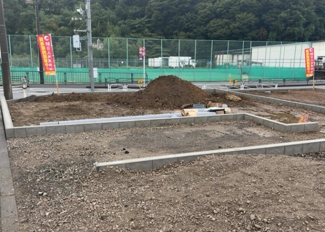隣家の土地はどうなっているのか、生活利便施設が近くにあるのか、学校まで近いかなど、お客様のライフスタイルにあわせたイメージが重要です。また、近くにあると困る施設が近くにないかも確認するといいでしょう。