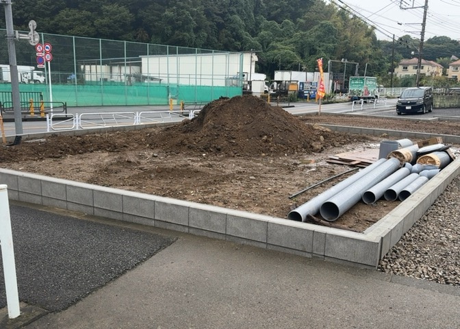 土地購入を検討されている場合、境界杭がない状態で購入してしまうと境界確定測量をする必要があり、費用がかかります。購入の前に、売主、隣土地所有者立ち合いのもと境界を確定し境界杭を設置するのがベストです。