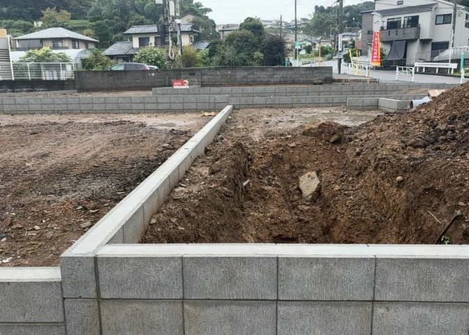 家を建てる前提で土地を探している場合、地盤の丈夫さは譲れない条件の一つです。地盤が脆弱だと追加工事が必要となります。また、過去に地盤沈下や液状化現象を起こした土地は、できるだけ避けた方がいいでしょう。