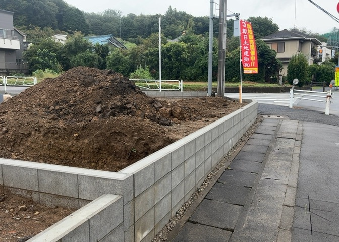 人が暮らすうえで日光は大切な要素となります。日当たりの良さは譲れないポイントですね。併せて近くに大きな建築物の建築予定がないか、あるいはそれが可能な土地が近くにないか事前に確認することもお勧めします。