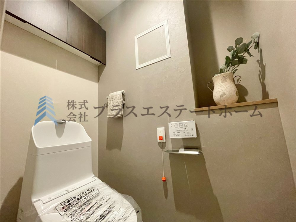 温水洗浄便座付きで、通年快適に利用できます。棚があるので、ペーパー類や掃除用具などをすっきりと収納できます♪