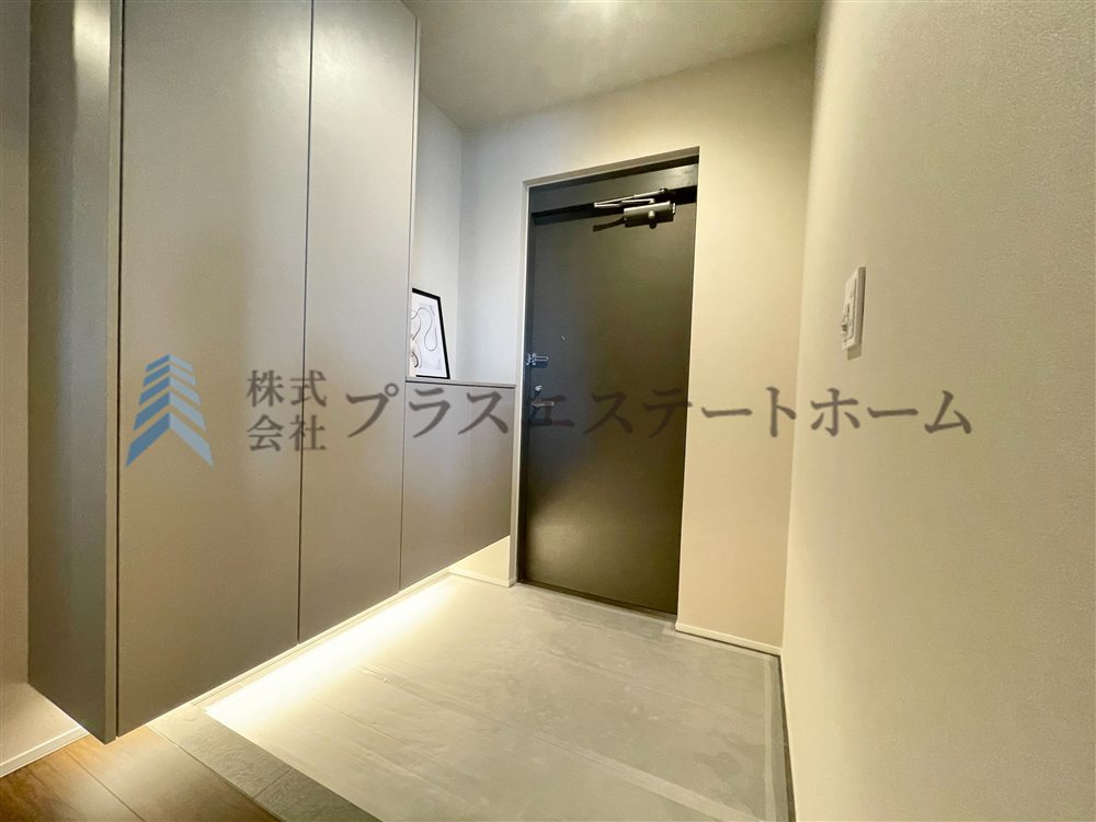 天井高のシューズボックスで靴を収納できます♪足元のライトが暗くなりがちな玄関を温かく照らしてくれます