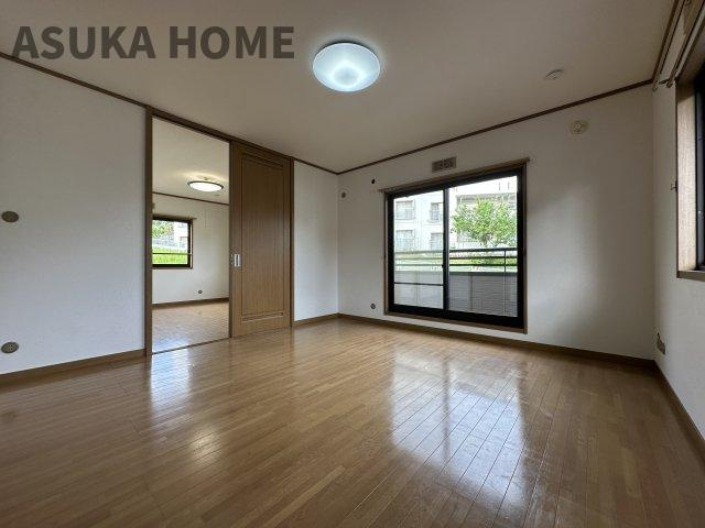 隣のお部屋を開放すると14帖のマスターベッドルームに！奥のお部屋は書斎や趣味のお部屋に良さそうです。