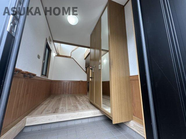 吹き抜け階段からたっぷりと光を取り込める明るい玄関。ホールも広々としていて開放的な玄関です。