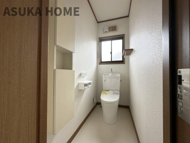 1階・2階にトイレがあります。便利な収納付きです。